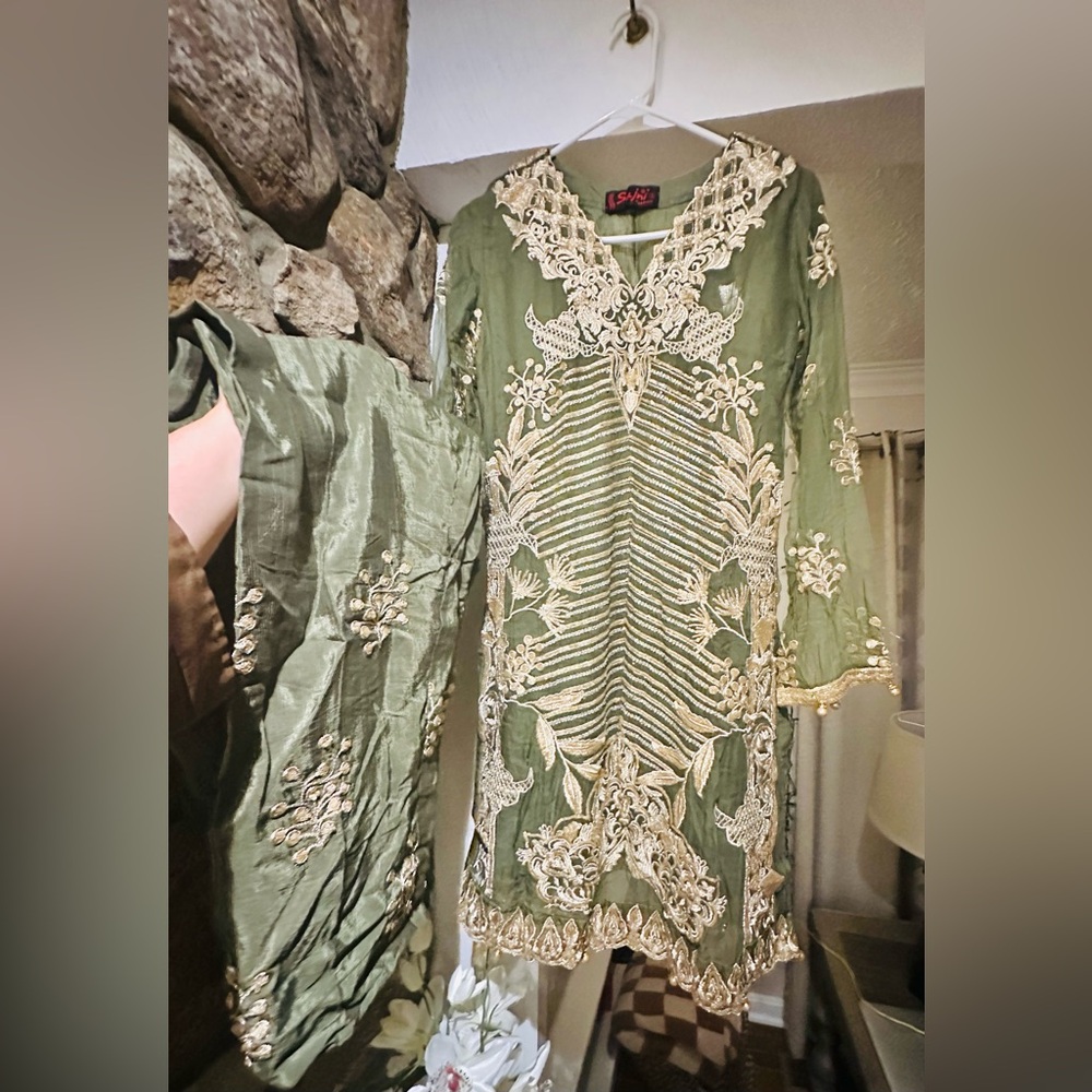 Pakistani formal 3 piece Green & Gold Embroidered Suit - Size S. - Picture 3 of 13